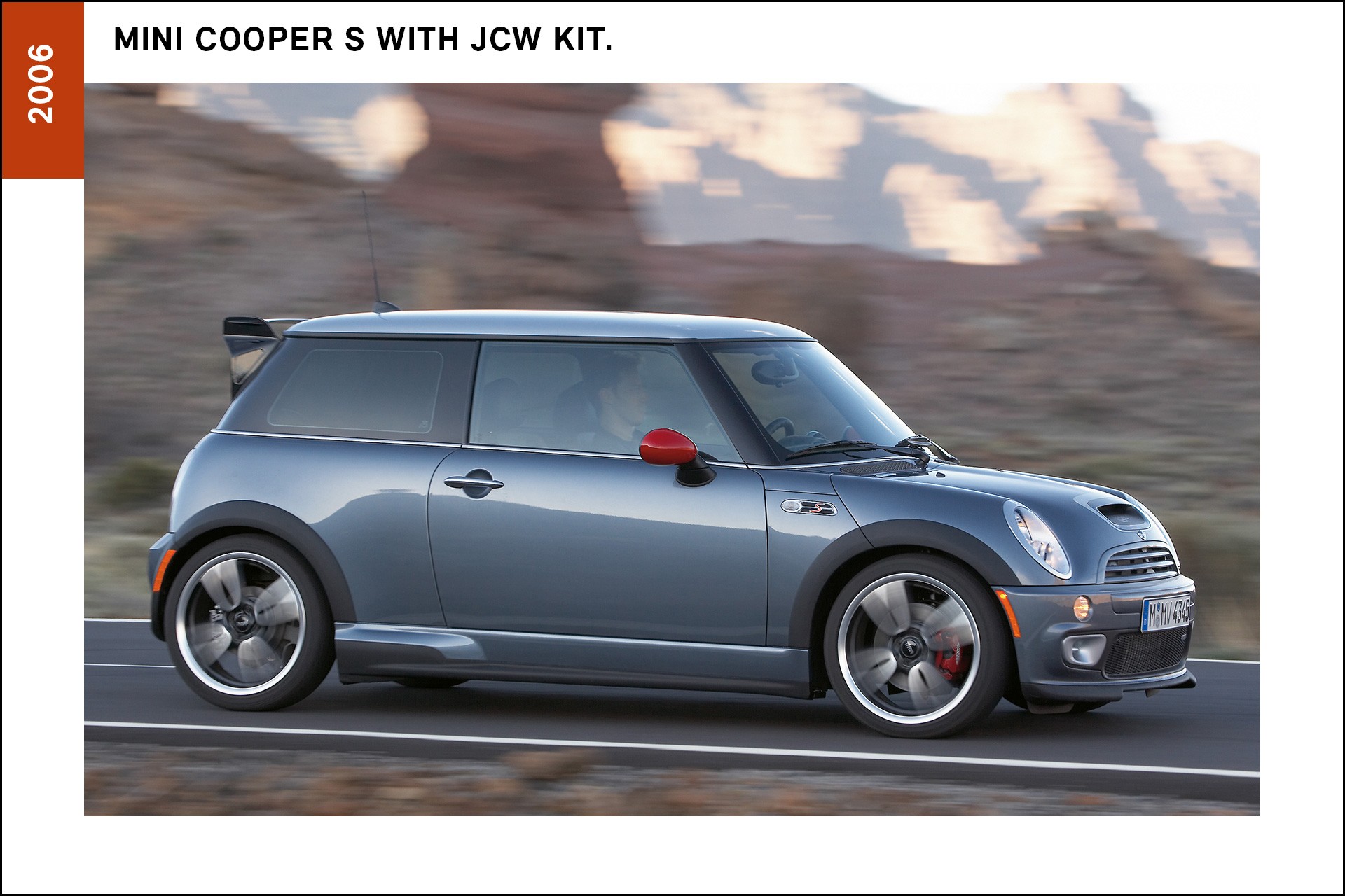 MINI Cooper S com kit John Cooper Works, de 2006 na cor azul sideral.